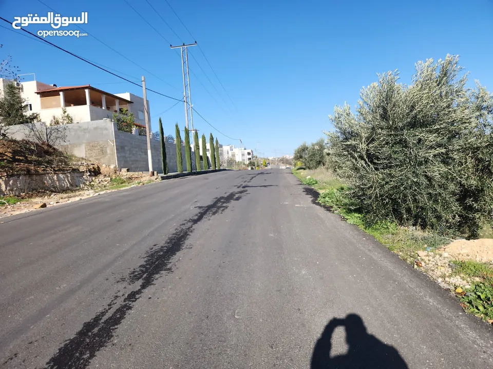 ارض مميزة 700 متر في ابو نعير ذات اطلاه عاليه على مسجد الحدائق وابراج السادس تبعد عن دوار الشعب 10د