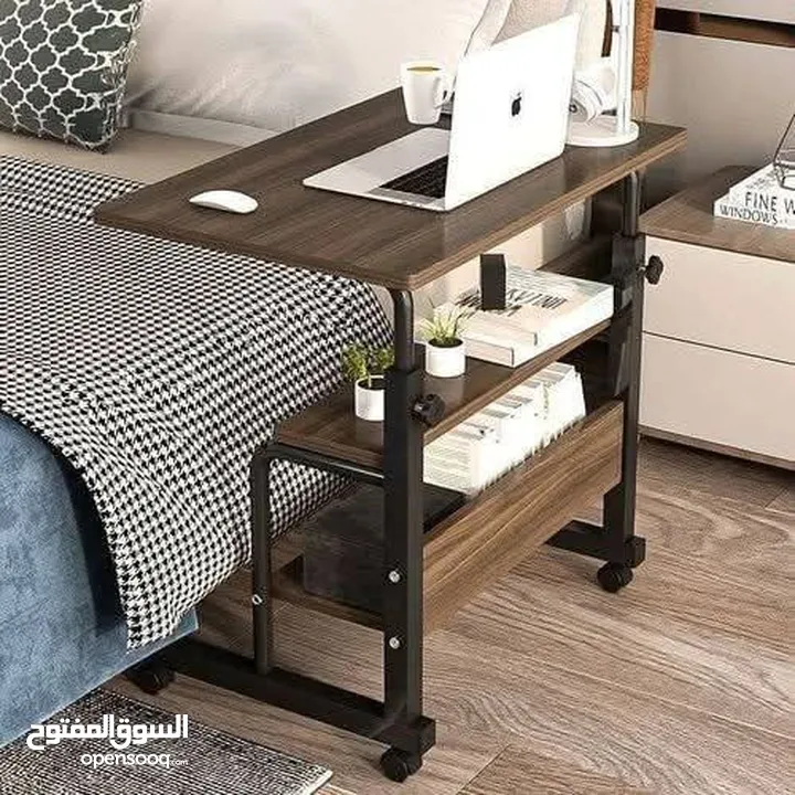 طاولة لابتوب خشبية بتصميم عصري ومتين سطح واسع يكفي لابتوب، دفتر محاضرات، كتب وأقلام وحتى القهوة .