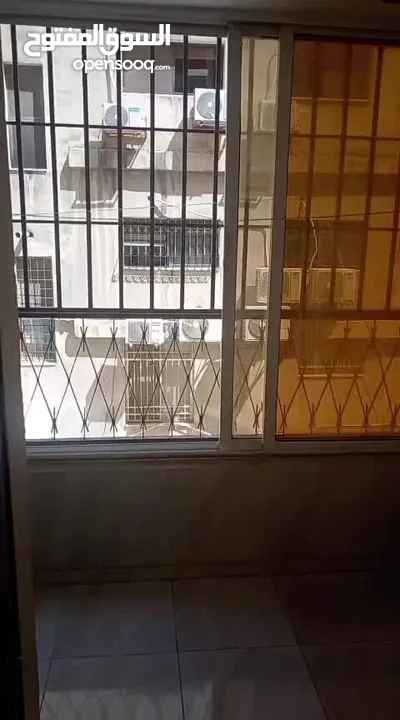 شقة للبيع خلف دوار القبة اربد موقع هادىء ومميز 3 غرف وبلكونه ومطبخ وحمامين وصالون تصلح كسكن واستثمار