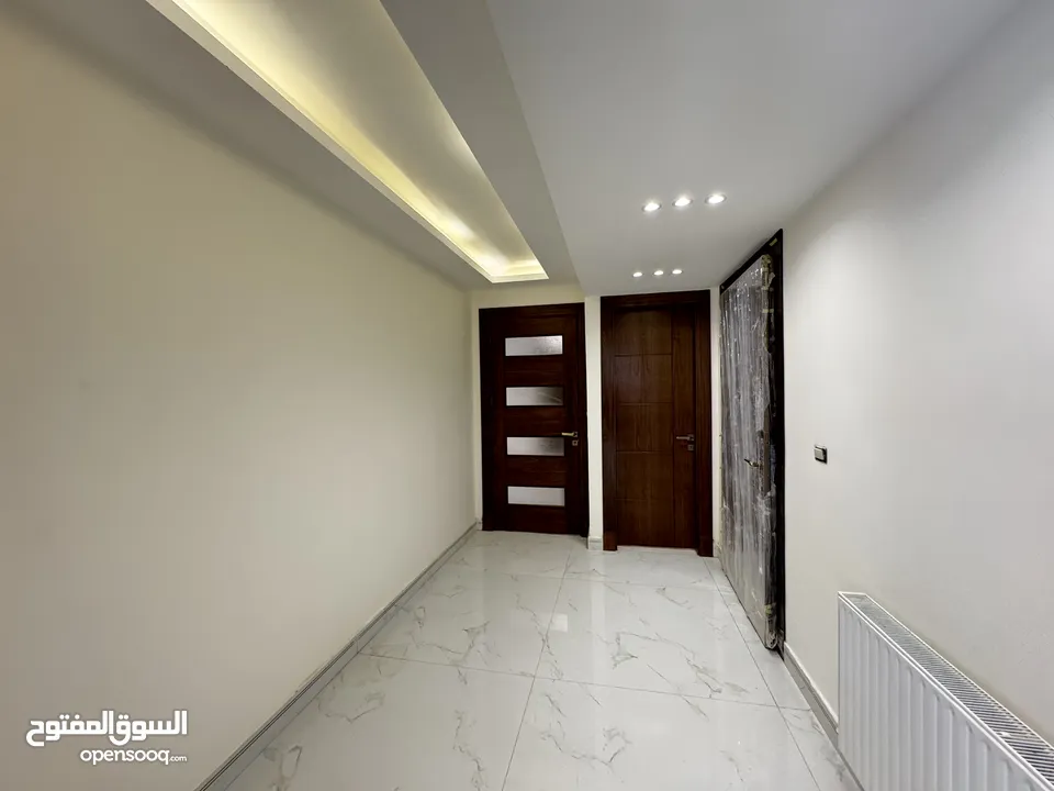 شقة طابق ارضي للبيع مساحة 240م باجمل مناطق خلدا (مشروع 113)