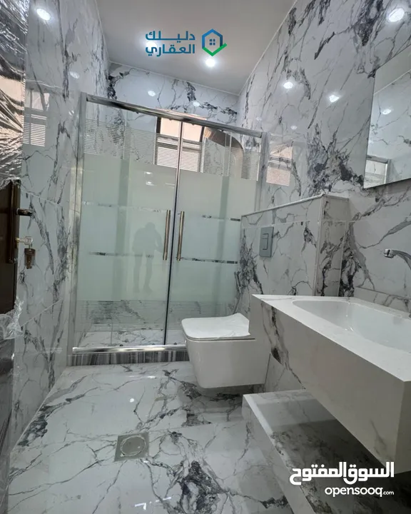 شقة ارضية مع ترس  جاهزة للسكن  جبل المغير -خلف فندق الجوابرة بتشطيبات جدا فاخرة