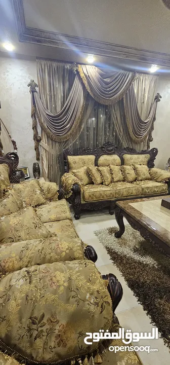 طقم صالون كامل للبيع : 9 مقاعد خشب زان مستورد بالإضافة  لطاولة سفرة خشب زان  8 مقاعد مع الستائر