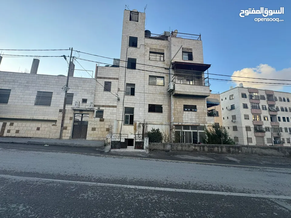 شقة لقطة للبيع مقابل المدرسه الاسلاميه لذكور اول شارع بعد المستشفى العربي التخصصي بجانب عشق لشوكلاته