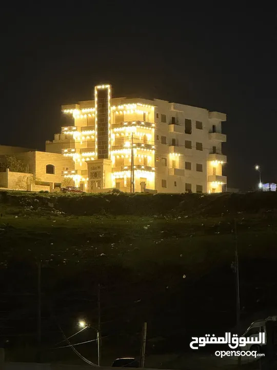 ‏بناية حديثة البناء مكونة من أربع طوابق