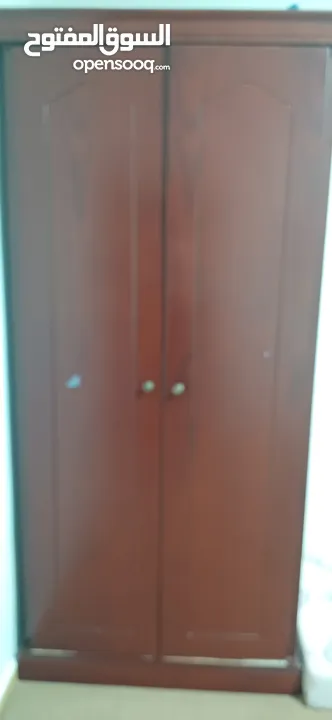 أثاث مستعمل كنبه غرفه جلوس  بحاله جيده وخزانه درفتين خشب ثقيل