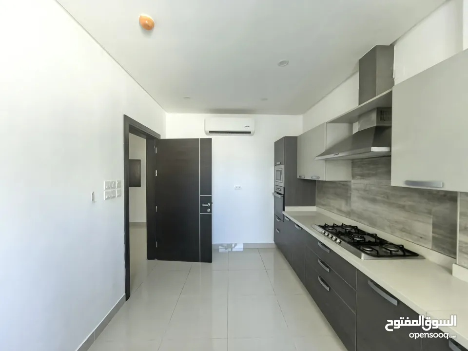 للايجار شقه سكنية نظيفة جدا مع التكييف .مكونة من.  غرفتين صالة ومطبخ  وحمامين موقع ممتاز