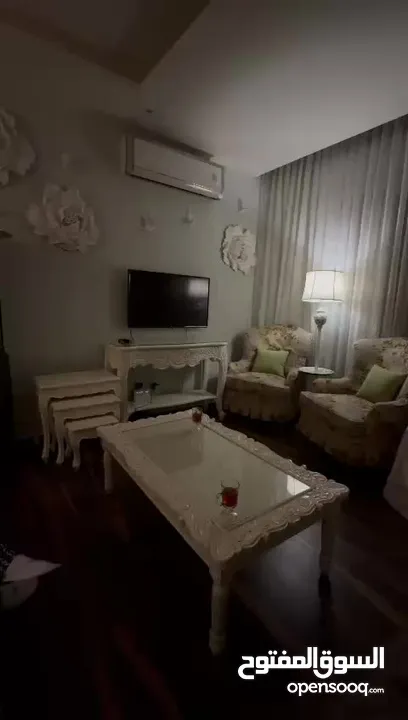 للبيع مجموعة من قطع الأثاث  شبه جديده  للبيع جميع القطع