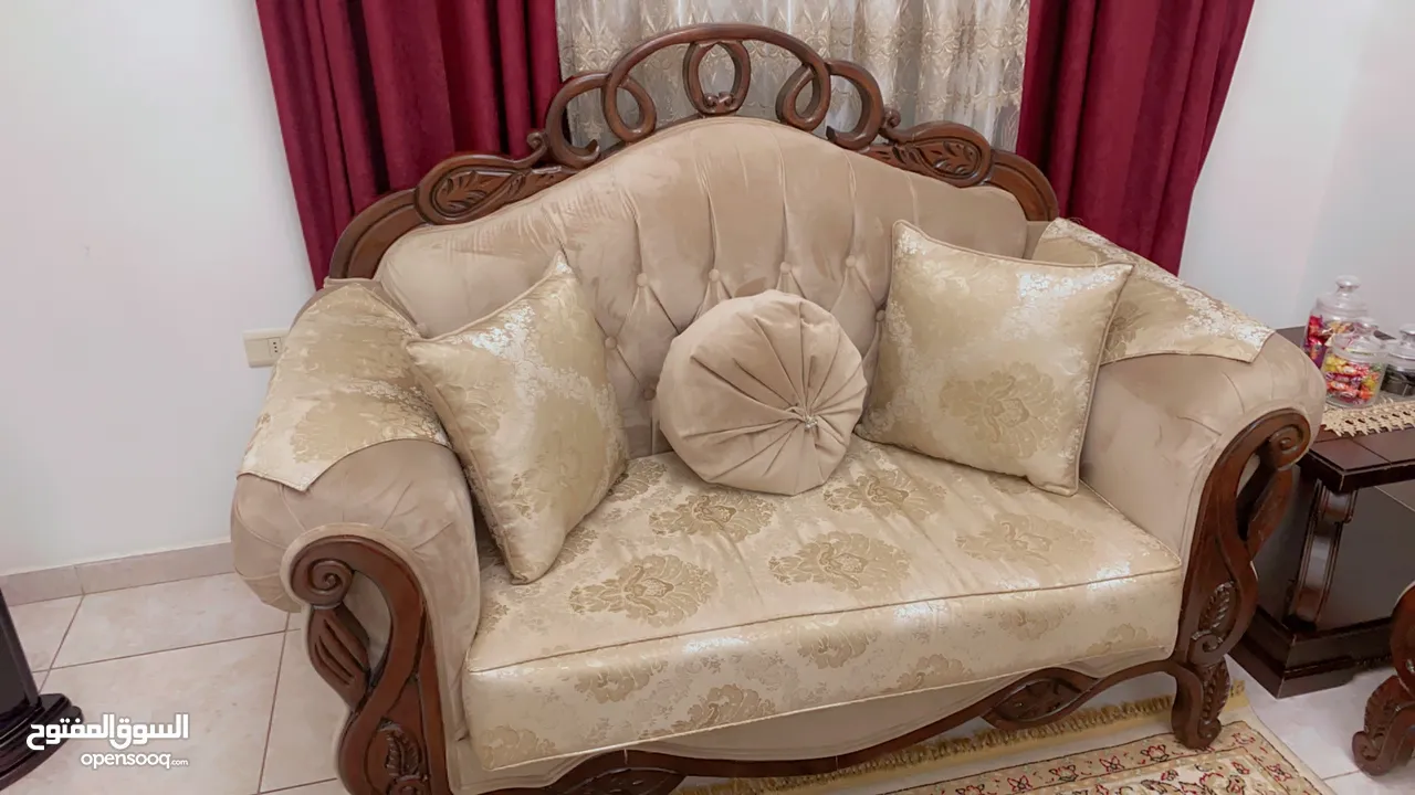 طقم كنب استعمال خفيف خشب ممتاز غير مهلوك ابدا ولا فيه اي خشط