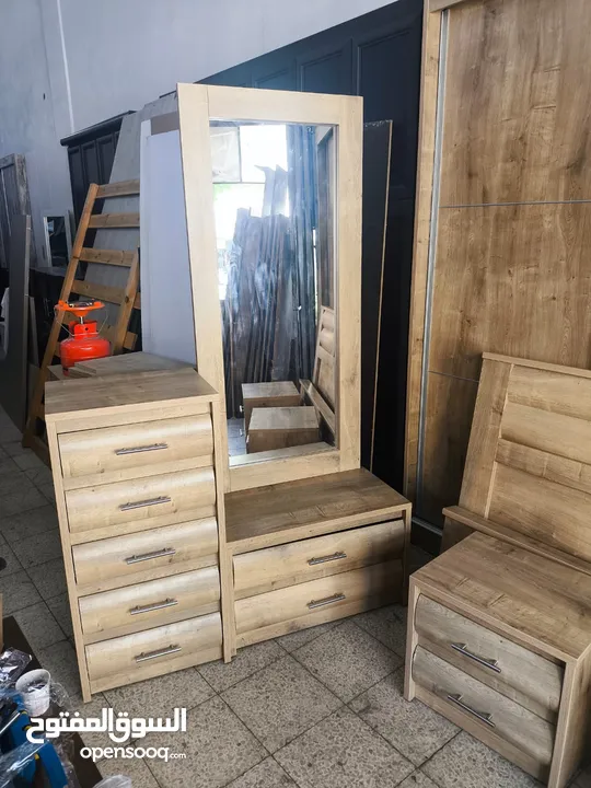 غرفة نوم بلون خشبي مميز