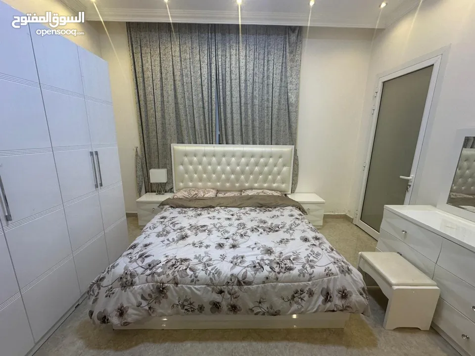 شقة 3 غرف وصالة و3 حمامات  وبلكونة فرش نظيف جدا شاملة كل الفواتير للايجار الشهري