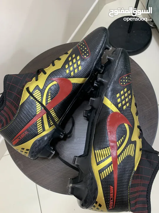 حذاء رياضي اسود وذهبي