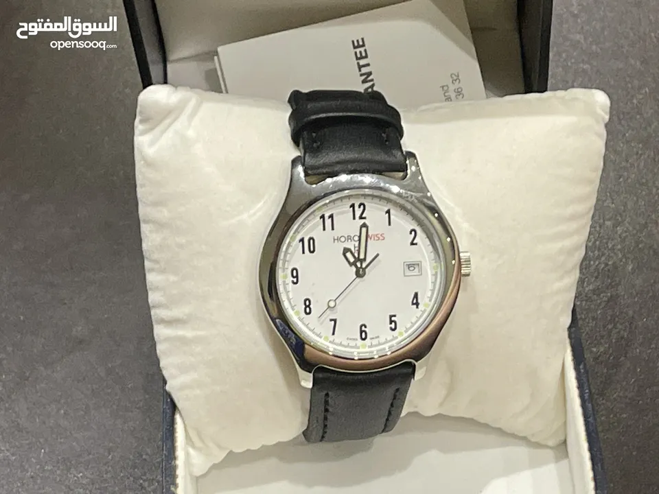 ساعة جلد سوداء أنيقة بتصميم كلاسيكي عصري، تجمع بين الفخامة والبساطة لتكمل أناقتك راقيه وحلوة جميلةة