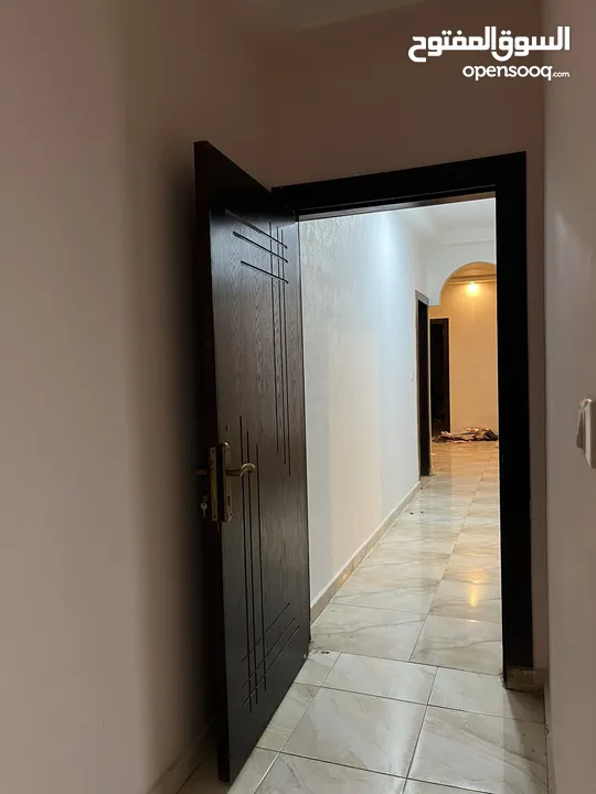 شقة سكنية للبيع طابق اول مساحة 150 متر في منطقة طبربور خلف ليالي الشرق و خلف بيت معان في شارع الحج