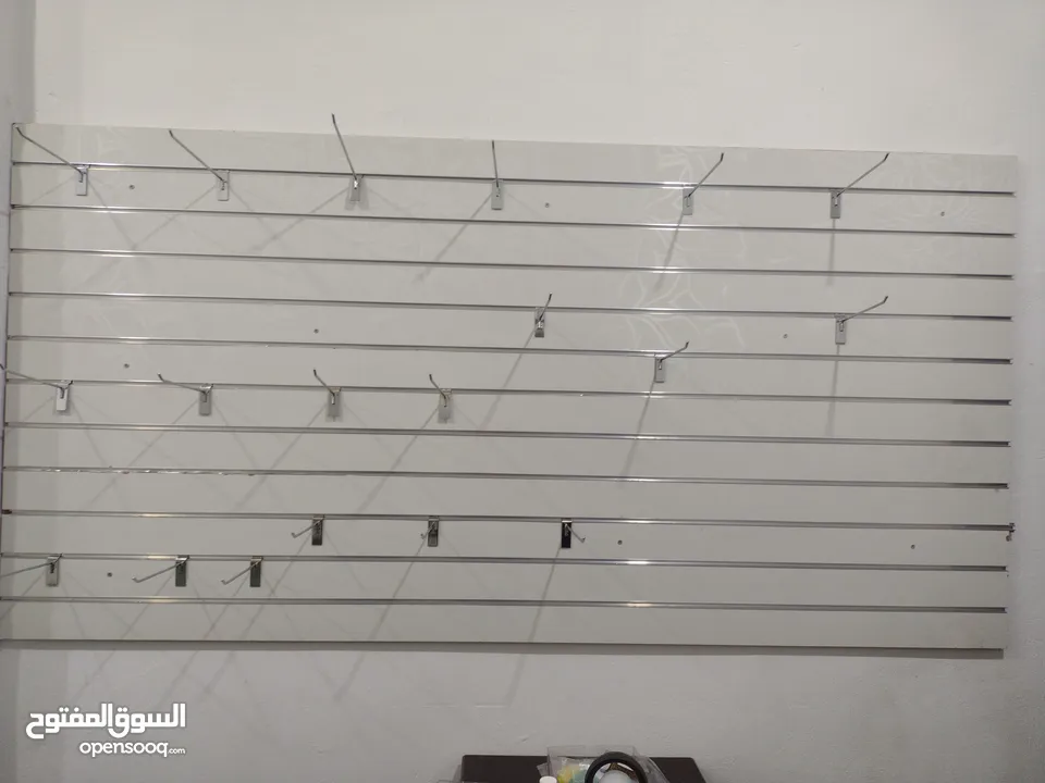 رفوف خشب للبيع + لواح تعليق خشب مع علاقات