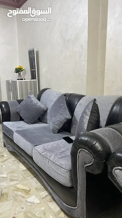 طقم كنب 10 مقاعد بحالة جيدة جداً للبيع بسعر مغري!