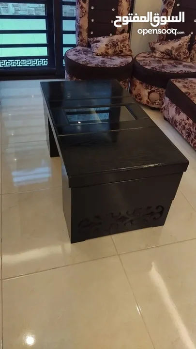 طقم كورنر بحالة ممتازة مع طاولة
