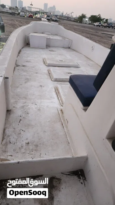 للبيع قارب 28 قدم مع مكينتين ياماها