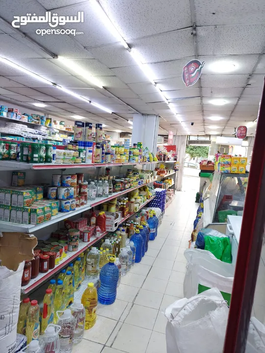 سوبر ماركت مع العدة فارغ للبيع