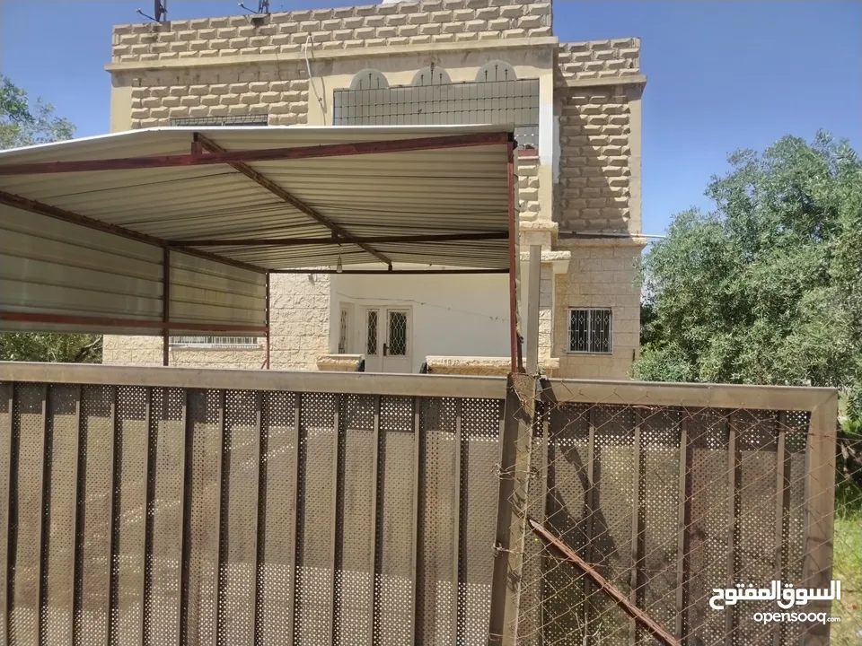 بيت طابقين للبيع