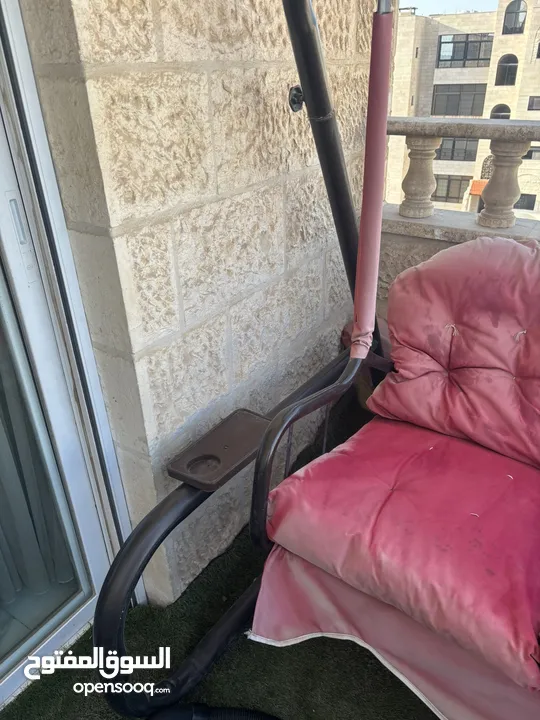 مرجيحة بحالة ممتازة بحاجة فقط لفرش