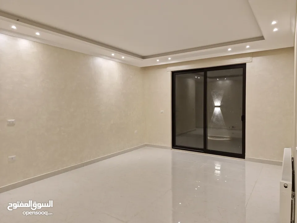 شقة طابق ارضي مميزة للبيع بمساحة 196 م بنظام شبه ڤيلا ،ثلاث مداخل مع ترسات واسعة وتشطيبات راقية .