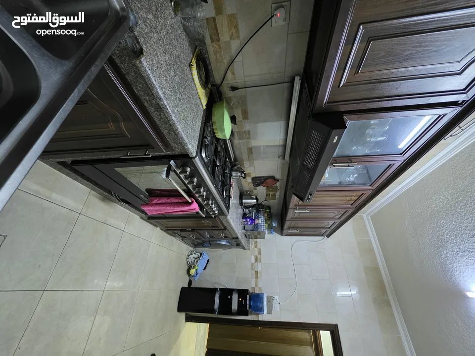 للبيع شقه ارضيه السادسه اربع غرف وصاله معيشه