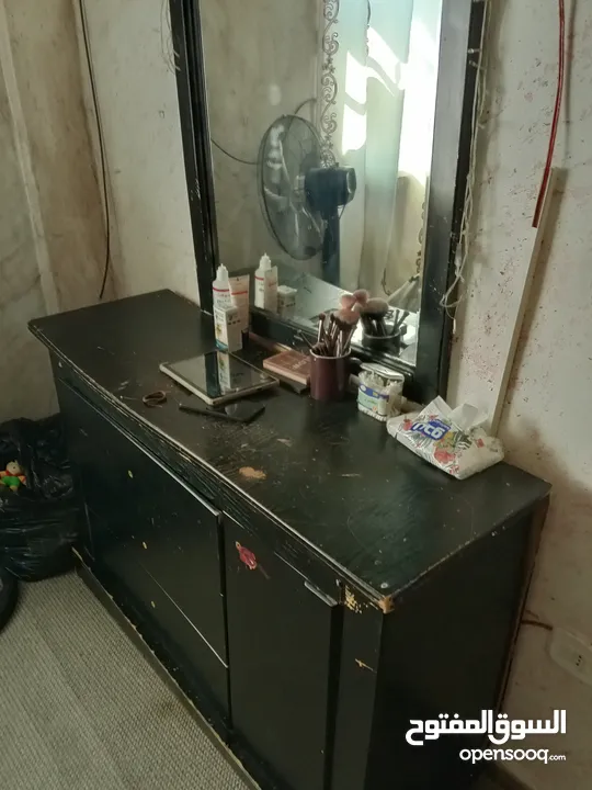 غرفة نوم مستعمله بحاجه لاصيانه اشي بسيط مثل مفصلات التخت بس الغرفه ممتازه مع الفرشه التخت