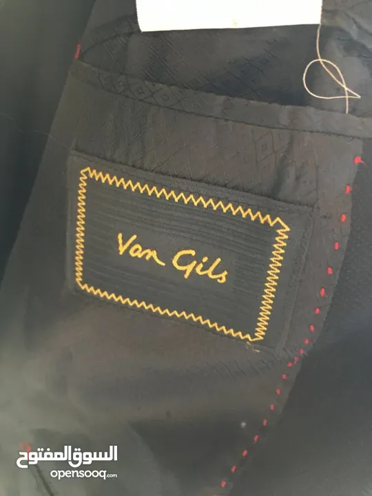 Stylish van gilMen's Suits – Like New Condition!  Arabic: بدلات رجالية أنيقة من بيرتون – حالة كالجدي