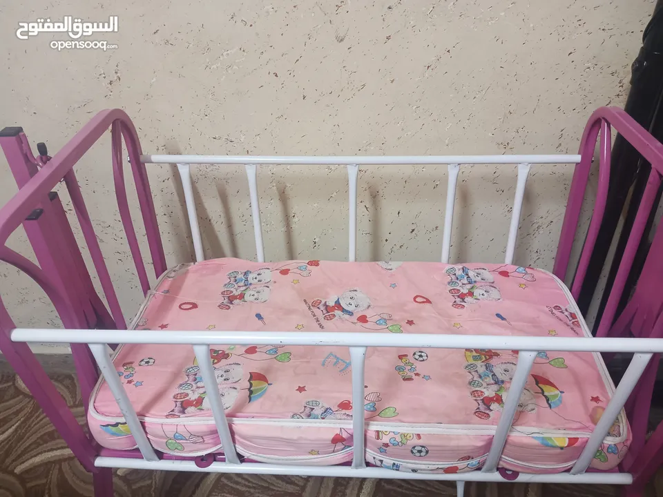 سرير هزاز بيبي بحاله جيدة جداً استعمال شهرين للبيع المستعجل