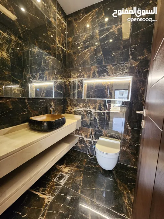 شقة طابقية للبيع في حي الصحابة - ref : 14579