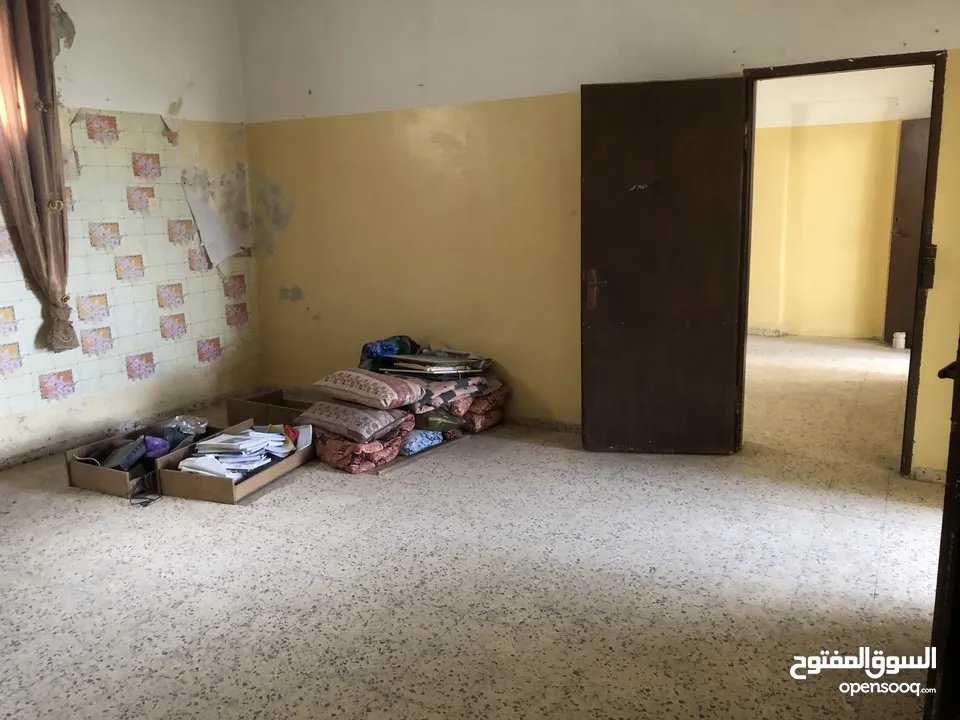 منزل قديم مكون من طابقين