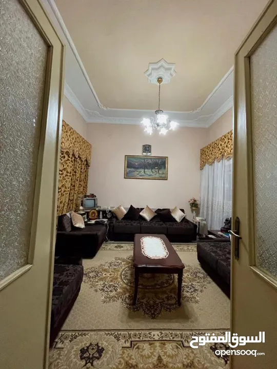 منزل للبيع ثلاث أدوار مفصولة في مدينة طرابلس منطقة السراج في طريق جزيرة المشتل جهة حمام بلقيس