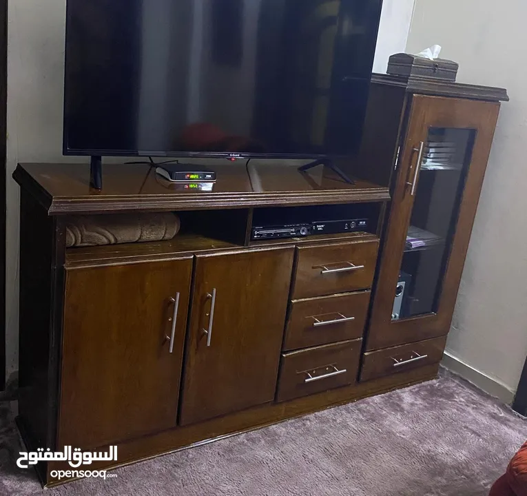 طاولة تلفزيون مع بوفيه بحالة الجديد استخدام منزل موضح بالصور