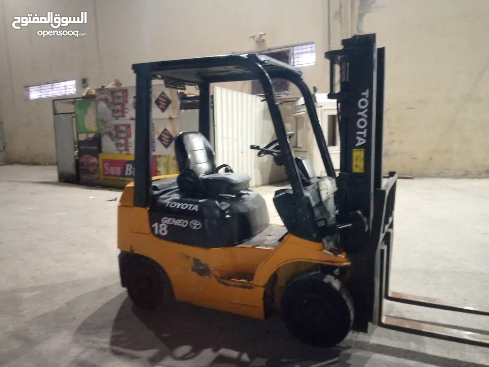 رافعه شوكيه انواع تويوتا حمولت 1800 بنزين جير اوتوماتيك بحاله جيده جدا