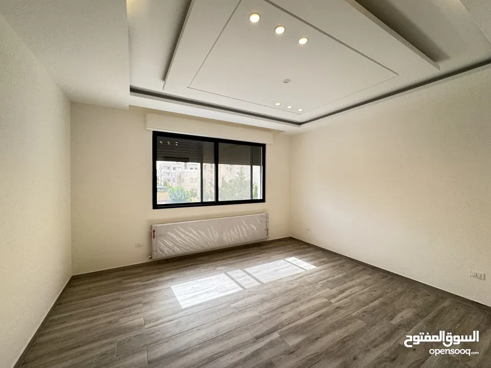 شقة مميزة طابق اول مساحة 214 م بتشطيبات مميزة باجمل مناطق رجم عميش مع بلكونات بنظام ترسات