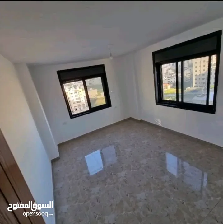 شقة مع مطبخ وساعة ماء وكهرباء قرب عسل وبصل