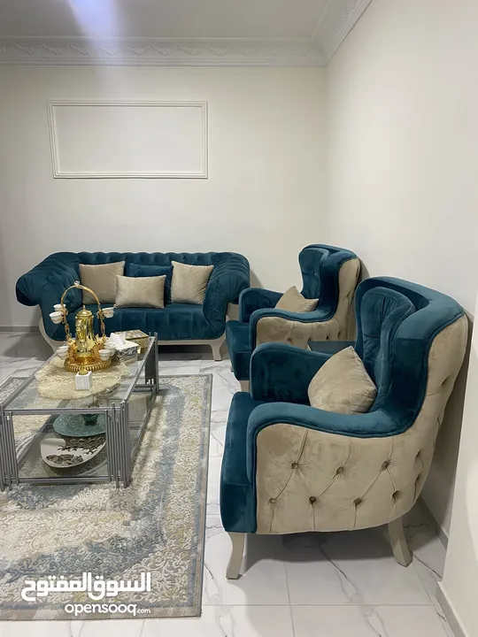 طقم كنب 7 مقاعد لون ازرق وبيج بحالة الجديد من شهوان استخدام خفيف خشب تقيل وموديل جميل بدون اي خدش