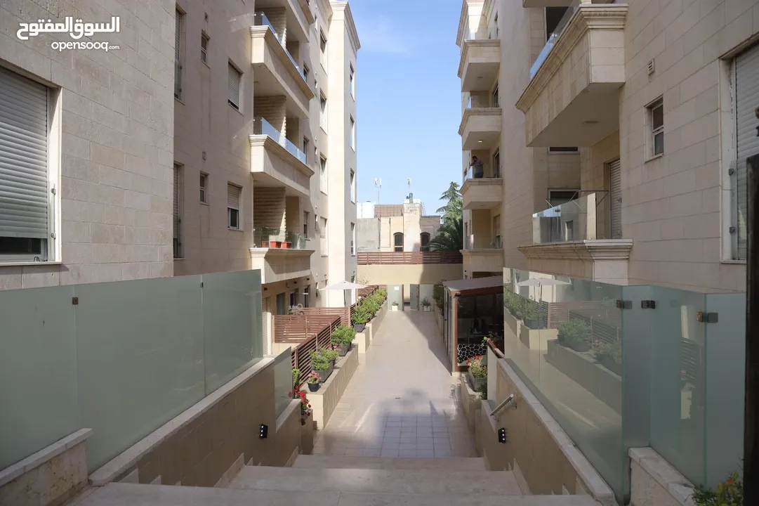 شقه للاستثمار او السكن للبيع/ في أجمل مناطق عمان بسعر مغري من المالك مباشره