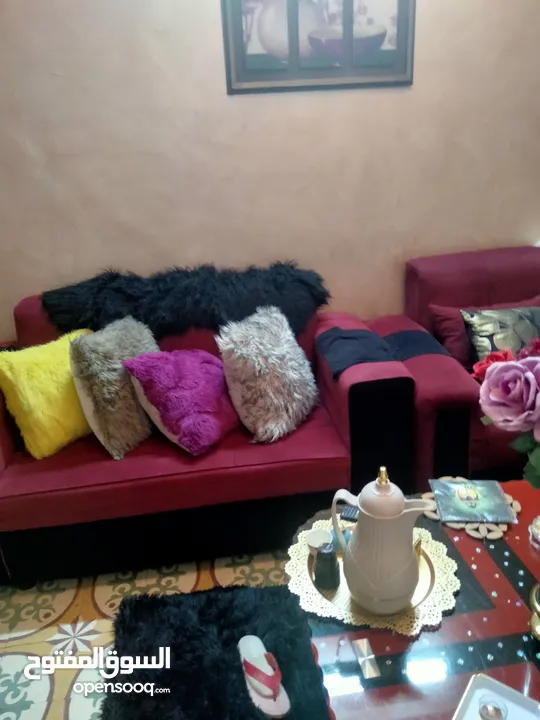 كنب مجوز  لون خمري  مع قورن