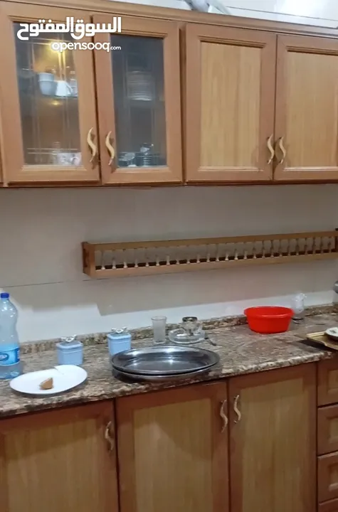 مطبخ المنيوم وخشب زان لون مميز خزائن زجاج ابواب للبيع