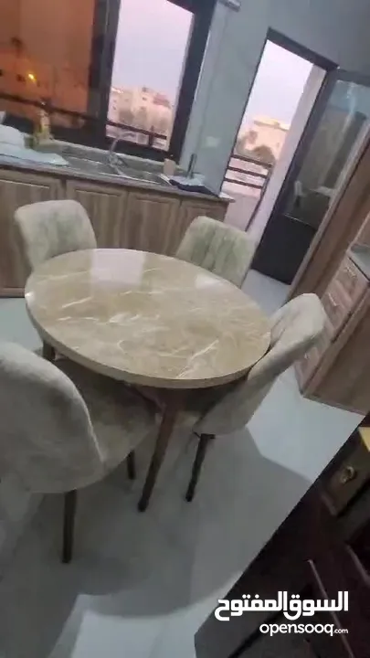 طاولات طعام مع 4 كراسي صناعة تركيا الاشكال المتوفرة مرفقة بالاعلان الكميه المتوفرة محدودة الارجل خشب