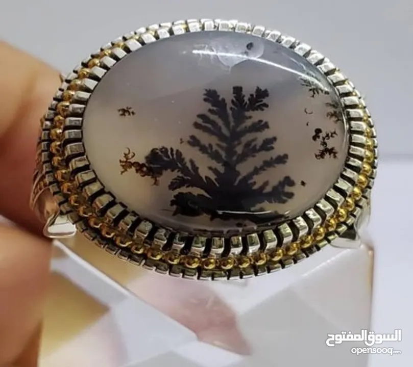 خاتم فاخرمصنوع يدويامن الفضة الخالصة(925) مزود بحجرالعقيق شجري طبيعي يتميز بنقوش فريدةعلي شكل شجرة ا