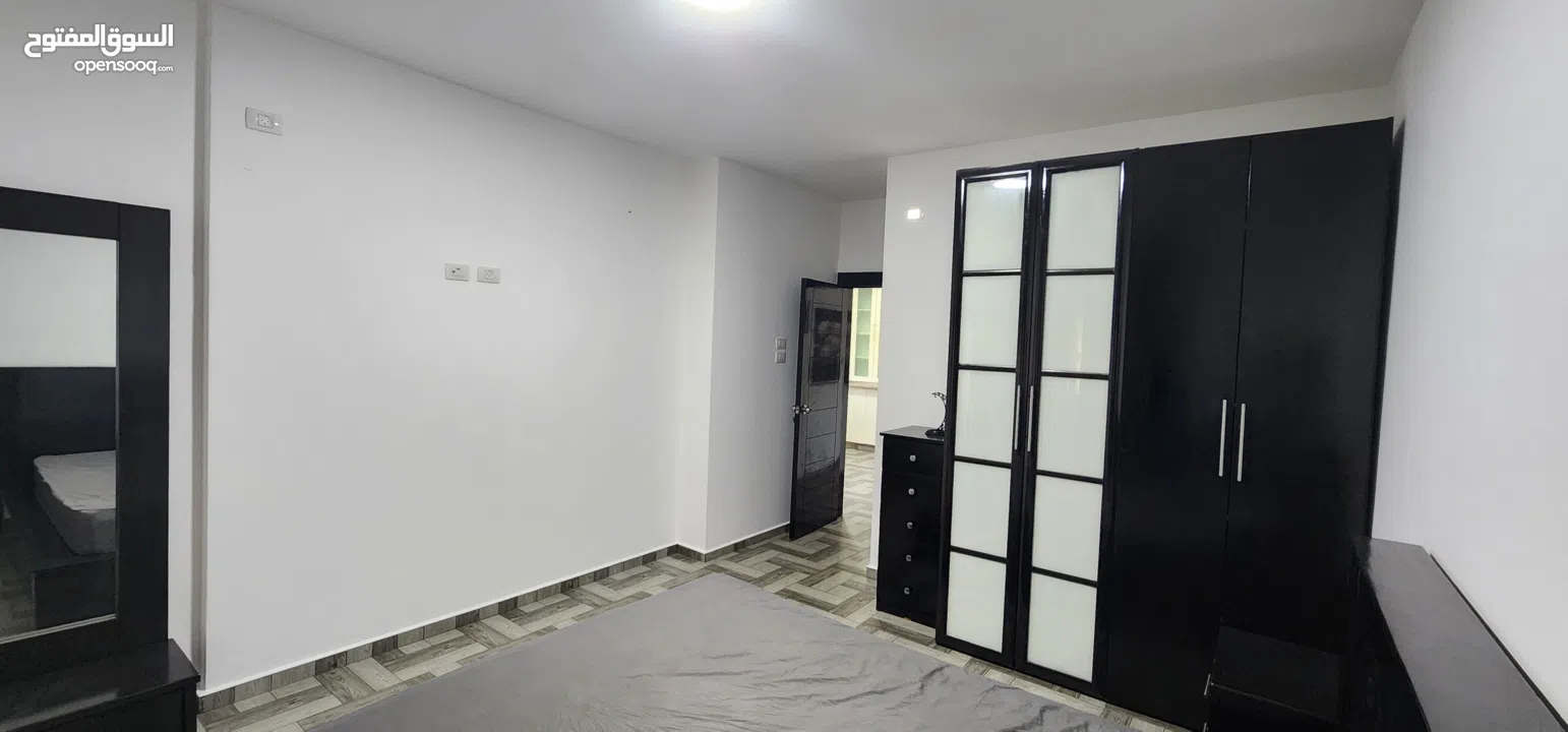 شقة وسط البلد قريبة من جميع الخدمات الشقة مكونة من غرفتين وصالون وحمامين ومطبخ وبرندة