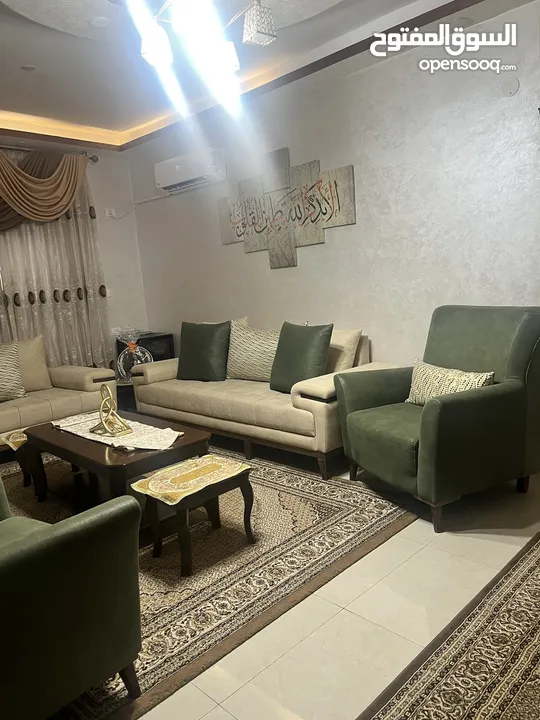 طقم كنب 7مقاعد للبيع بسعر ممتاز باللون البيج والاخضر