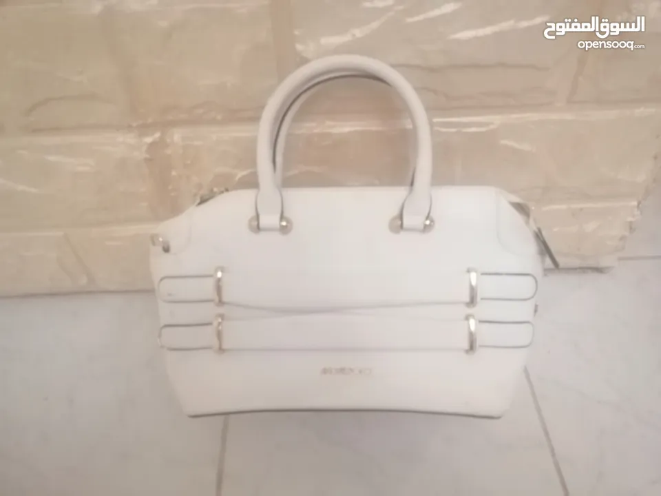 اي شنطه فقط 10 دنانير وعندي كمان كندره العروسه جديد بسعر مغري
