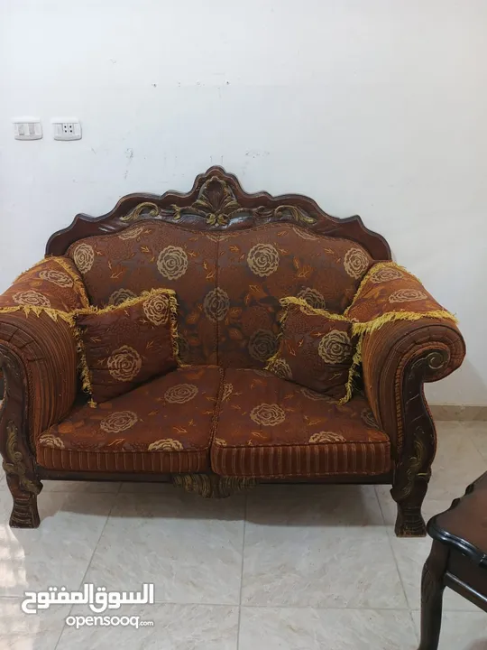 طقم كنب بحاله جيده للبيع