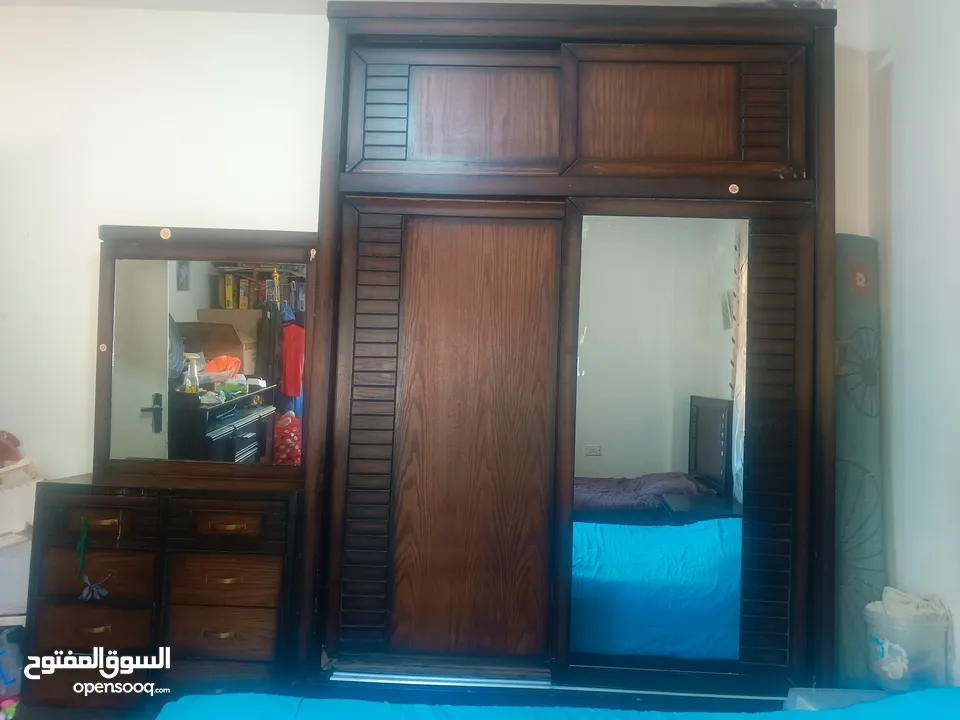 غرفة نوم شبابية  سريرين مع كومودينة