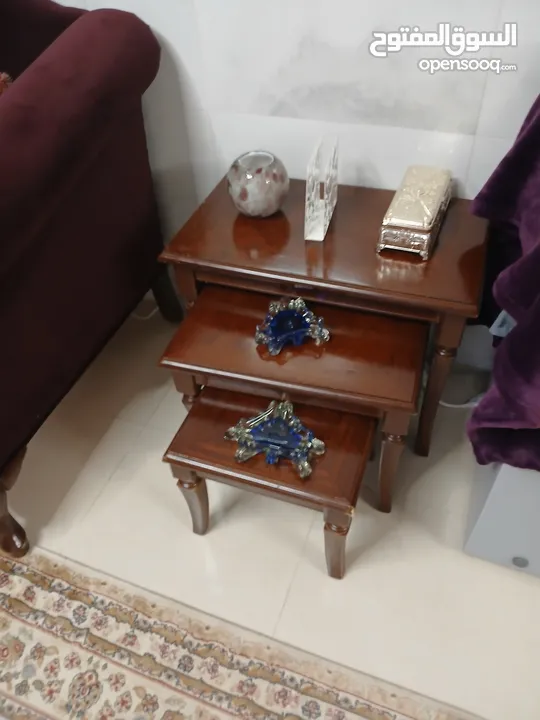 طقم كنب لون توتي بحالة ممتازة مع توابعه  لغرفة الضيوف  بسعر مميز