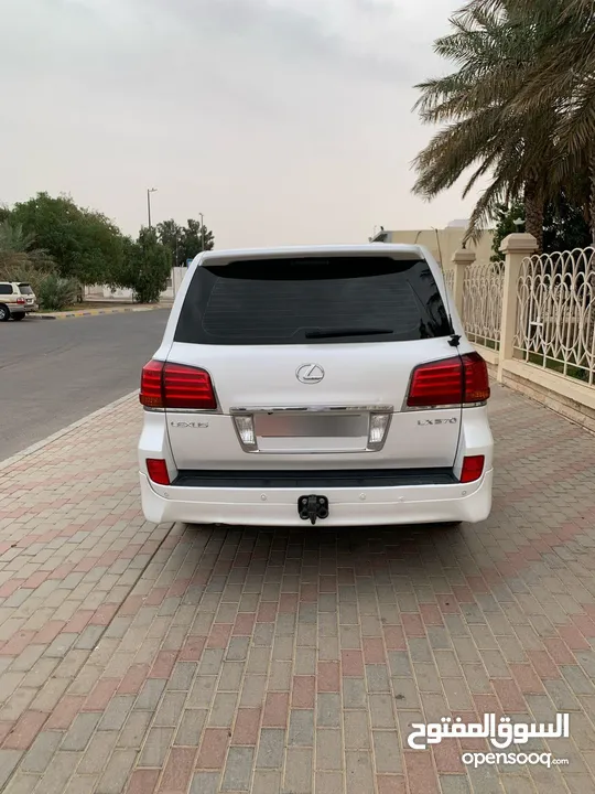 للبيع لكزس2011 LX 570ابيض لولوي من داخل بيج نظيف حالة وكالة كامل