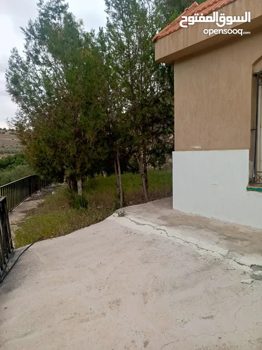 مزرعه مع 2 بيت ريفي مخدومه ماء وكهرباء مساحتها 4712